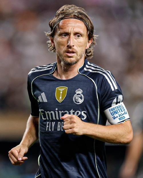 4-0横扫！意甲榜首易主，国米挤掉米兰，法布雷加斯惨败