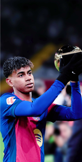 收到国足纪念球衣，尹鸿博：感谢祖国，为国出战是最大骄傲